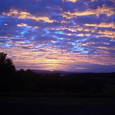 Tinaroo Sunset Retreat Bed & Breakfast Barrine Екстериор снимка
